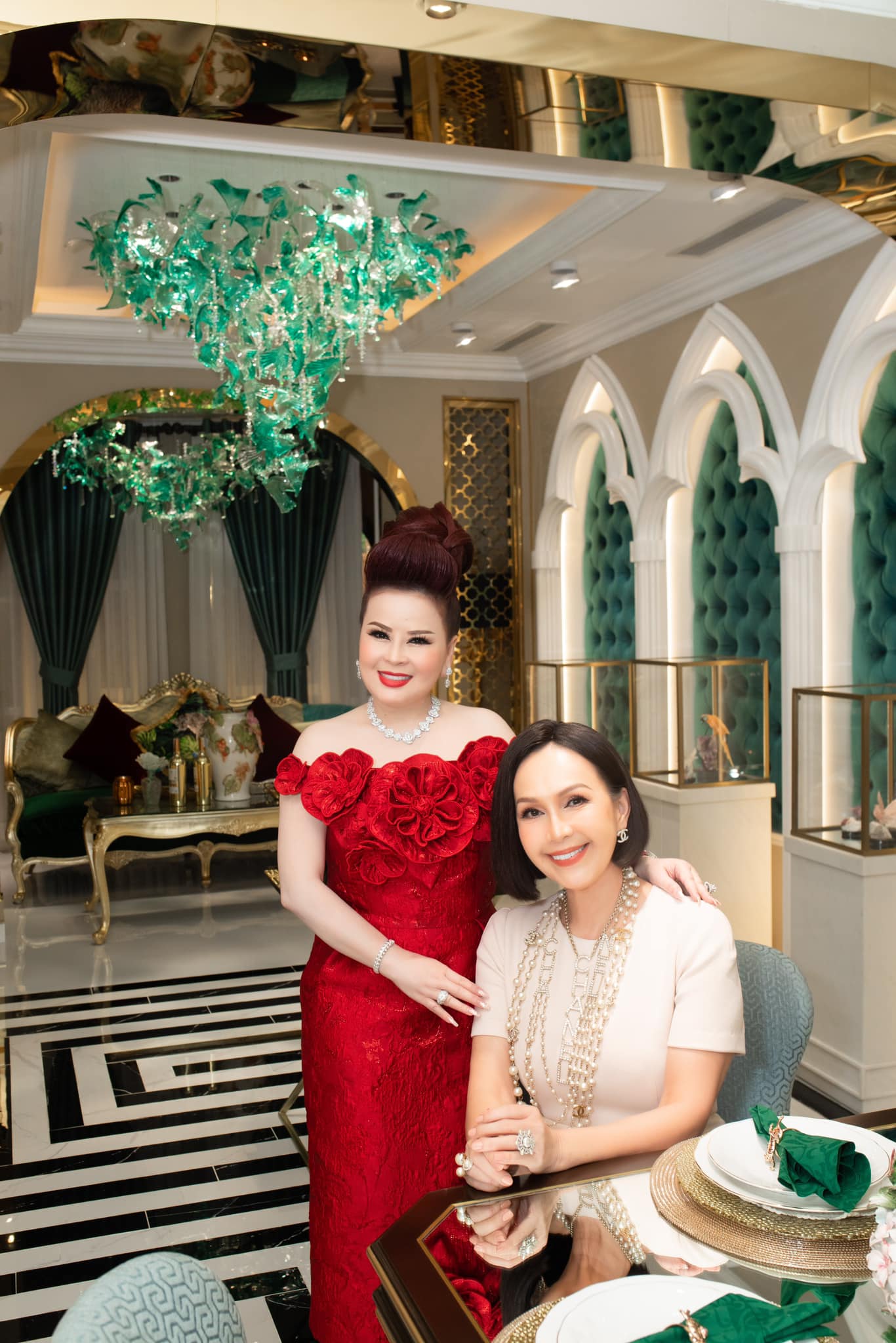 Phú bà kim cương quận 3 với kiểu tóc "độc lạ": Trên tay lấp lánh mấy căn biệt thự, chơi thân với cả showbiz- Ảnh 18. Phú bà kim cương quận 3 với kiểu tóc "độc lạ": Trên tay lấp lánh mấy căn biệt thự, chơi thân với cả showbiz- Ảnh 18.