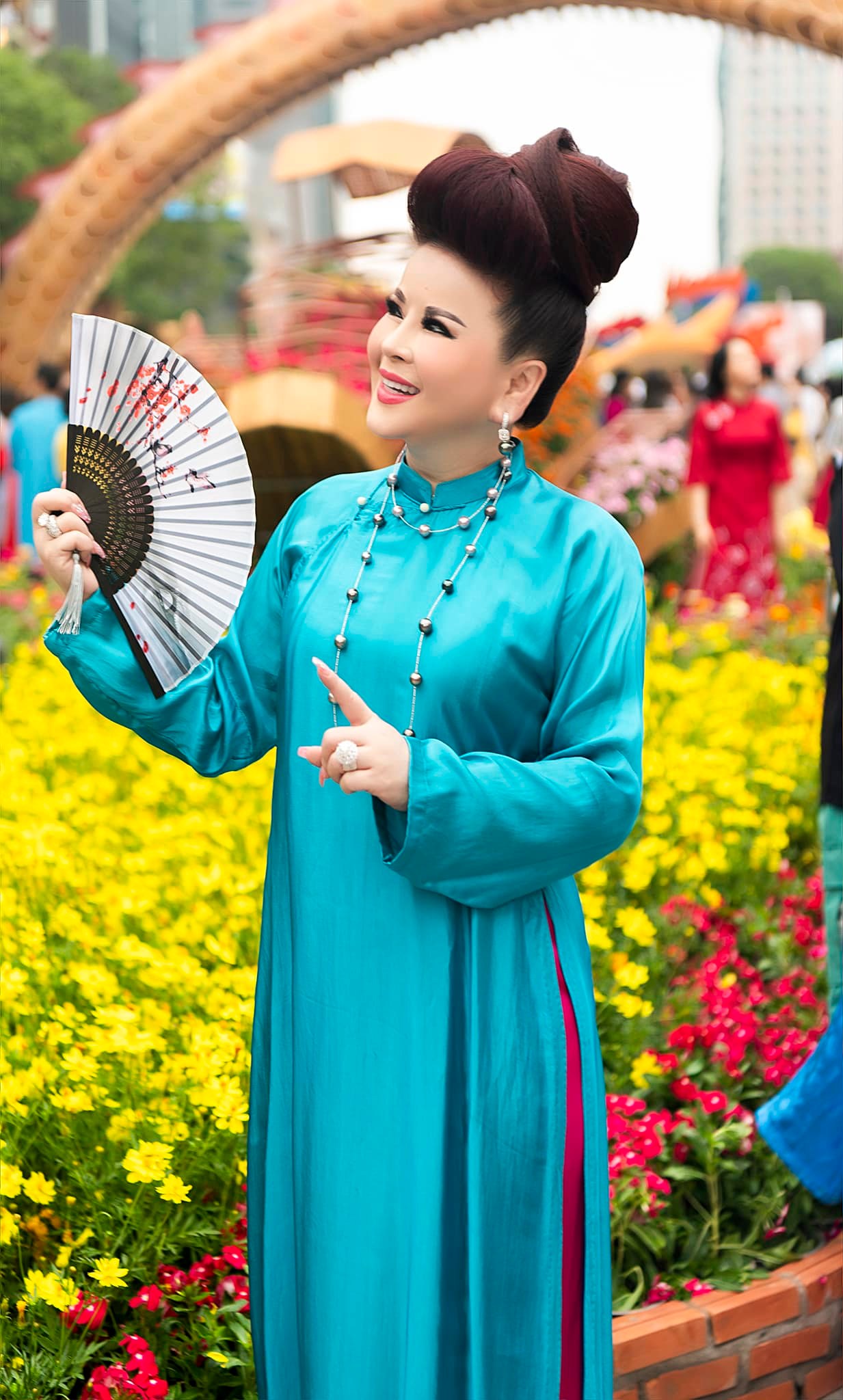 Phú bà kim cương quận 3 với kiểu tóc "độc lạ": Trên tay lấp lánh mấy căn biệt thự, chơi thân với cả showbiz- Ảnh 4. Phú bà kim cương quận 3 với kiểu tóc "độc lạ": Trên tay lấp lánh mấy căn biệt thự, chơi thân với cả showbiz- Ảnh 4.