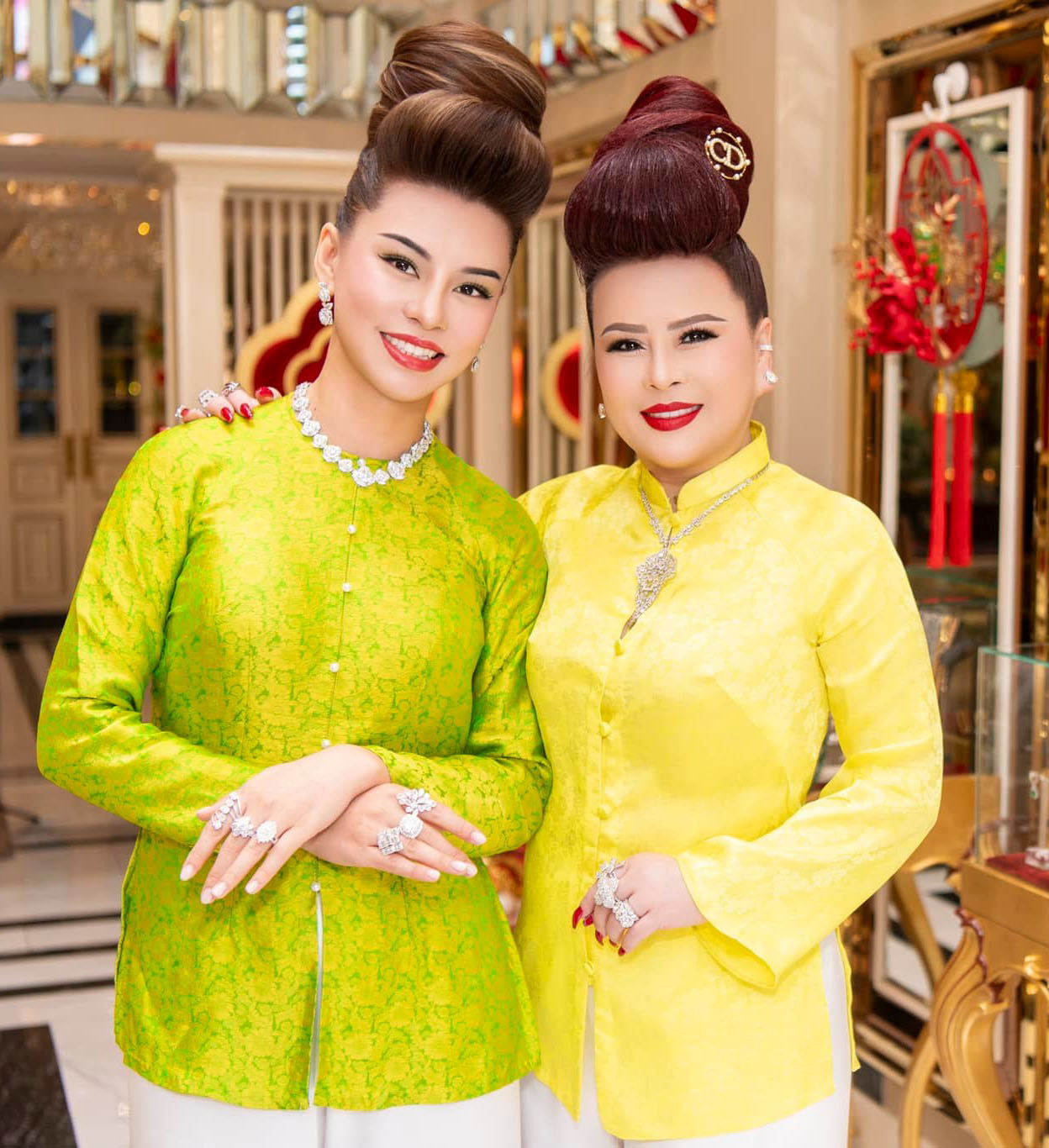 Phú bà kim cương quận 3 với kiểu tóc "độc lạ": Trên tay lấp lánh mấy căn biệt thự, chơi thân với cả showbiz- Ảnh 2. Phú bà kim cương quận 3 với kiểu tóc "độc lạ": Trên tay lấp lánh mấy căn biệt thự, chơi thân với cả showbiz- Ảnh 2.