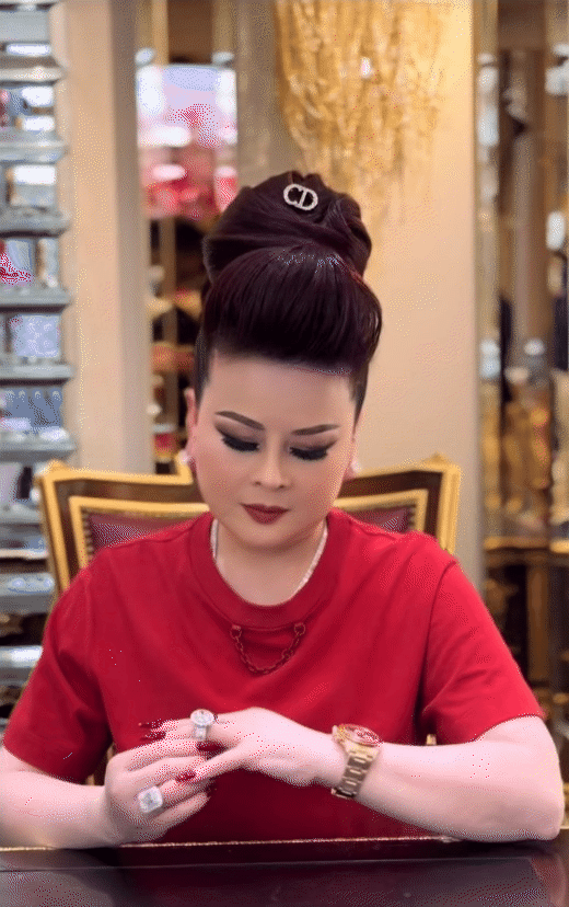 Phú bà kim cương quận 3 với kiểu tóc "độc lạ": Trên tay lấp lánh mấy căn biệt thự, chơi thân với cả showbiz- Ảnh 6. Phú bà kim cương quận 3 với kiểu tóc "độc lạ": Trên tay lấp lánh mấy căn biệt thự, chơi thân với cả showbiz- Ảnh 6.