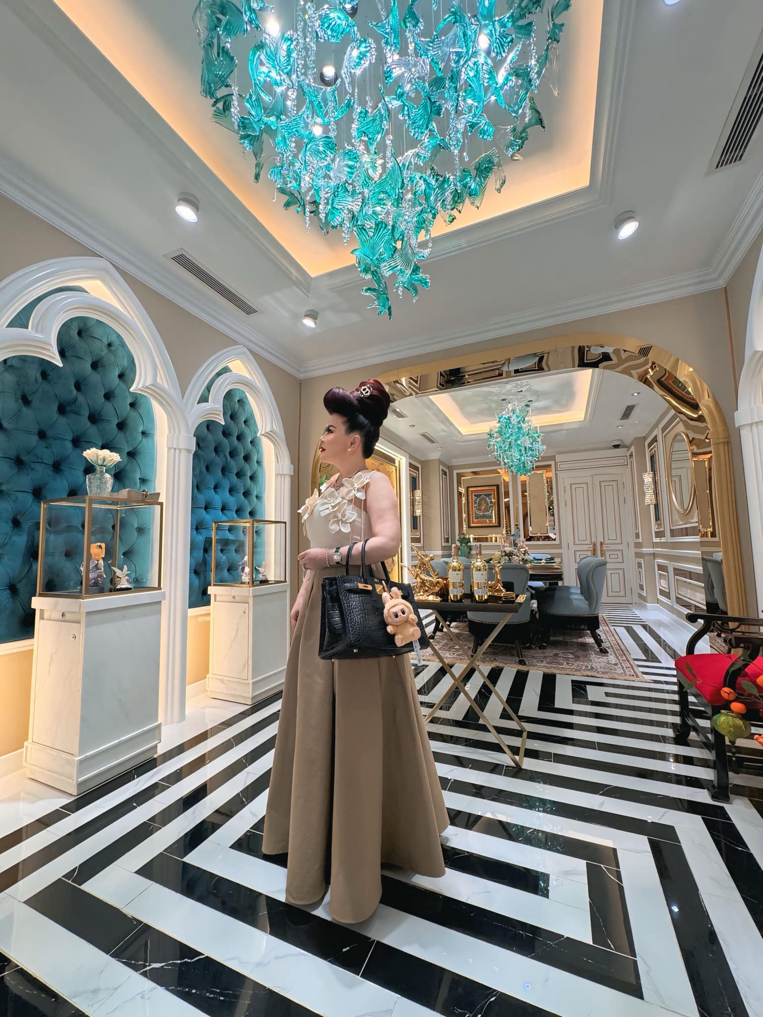 Phú bà kim cương quận 3 với kiểu tóc "độc lạ": Trên tay lấp lánh mấy căn biệt thự, chơi thân với cả showbiz- Ảnh 21. Phú bà kim cương quận 3 với kiểu tóc "độc lạ": Trên tay lấp lánh mấy căn biệt thự, chơi thân với cả showbiz- Ảnh 21.