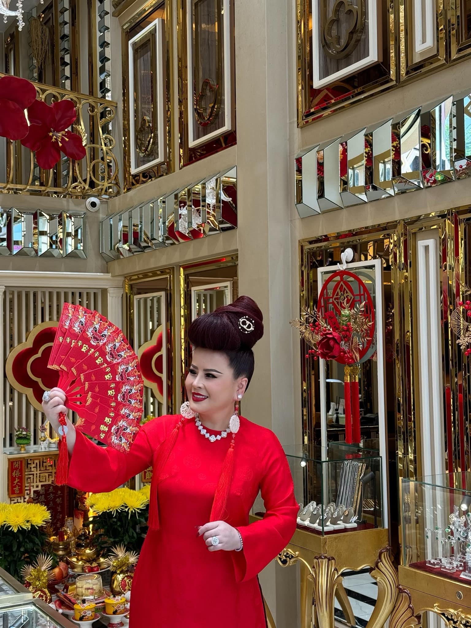 Phú bà kim cương quận 3 với kiểu tóc "độc lạ": Trên tay lấp lánh mấy căn biệt thự, chơi thân với cả showbiz- Ảnh 12. Phú bà kim cương quận 3 với kiểu tóc "độc lạ": Trên tay lấp lánh mấy căn biệt thự, chơi thân với cả showbiz- Ảnh 12.