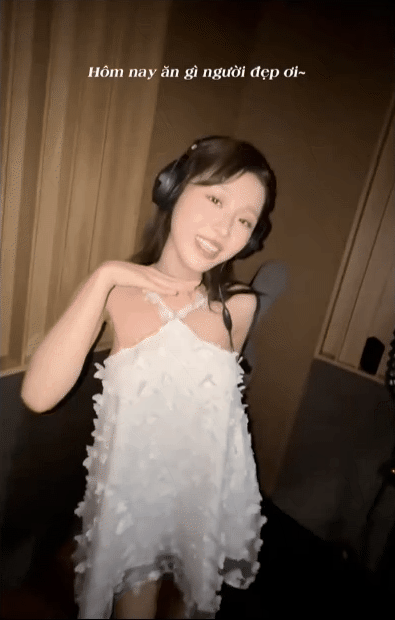 Dựa hơi Jisoo (BLACKPINK) "đu trend", nữ ca sĩ Vbiz bị dân mạng chê toàn tập- Ảnh 2. Dựa hơi Jisoo (BLACKPINK) "đu trend", nữ ca sĩ Vbiz bị dân mạng chê toàn tập- Ảnh 2.