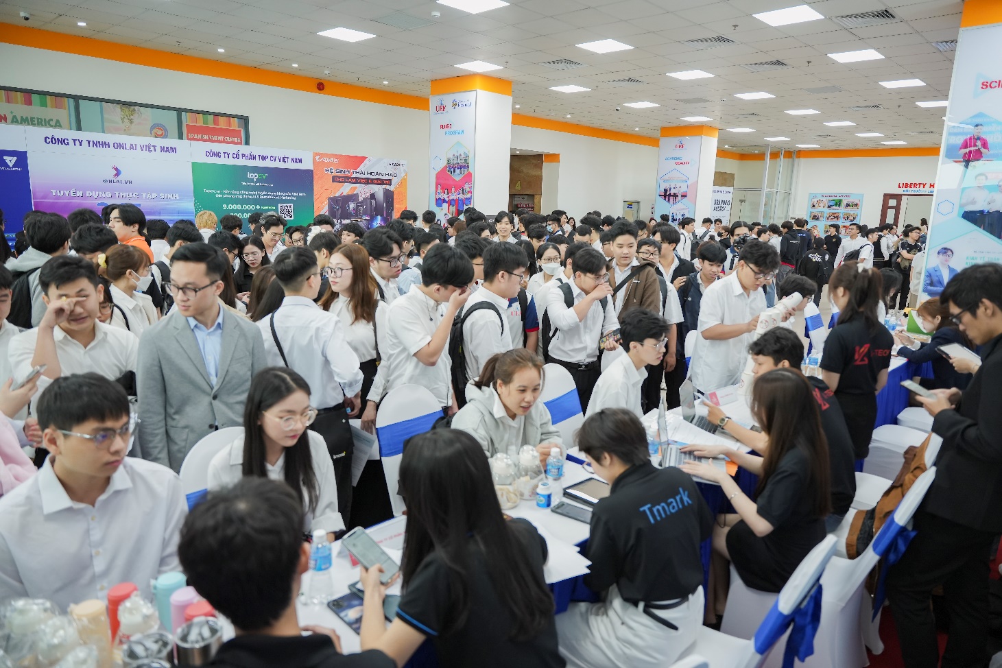 Ứng dụng AI tìm việc cho sinh viên được triển khai tại FIT Career Day 2025 của UEF- Ảnh 1.