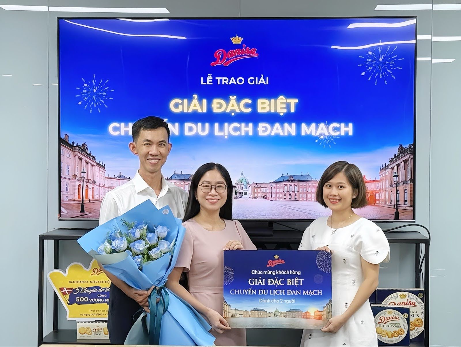 Sau trào lưu “đập hộp” Baby Three, xé túi mù, dân mạng chuyển sang “unbox” hộp bánh Danisa- Ảnh 2.