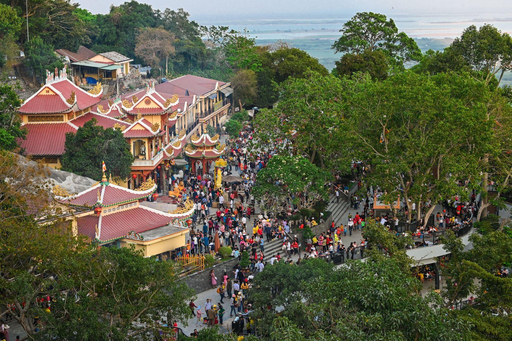 Núi Bà Đen chính thức khai mạc Hội xuân, hàng trăm nghìn người tìm đến núi thiêng- Ảnh 4.