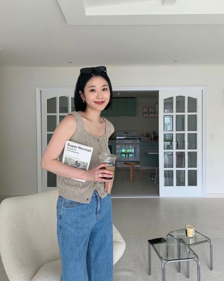 Căn hộ tối giản của cô gái sở hữu hơn 200 chiếc nồi và đảo bếp dài đến 2,2m- Ảnh 1. Căn hộ tối giản của cô gái sở hữu hơn 200 chiếc nồi và đảo bếp dài đến 2,2m- Ảnh 1.