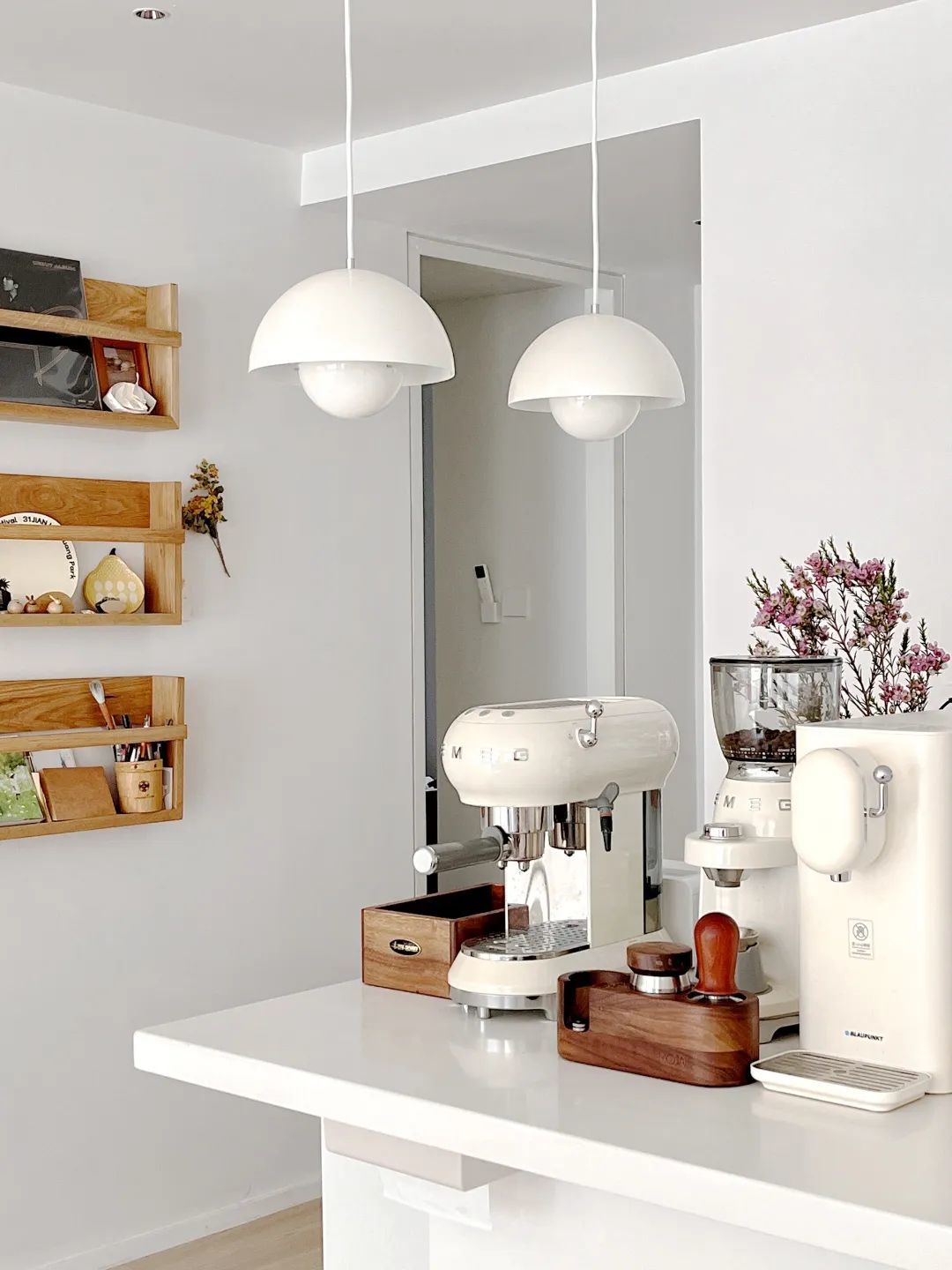 Căn hộ tối giản của cô gái sở hữu hơn 200 chiếc nồi và đảo bếp dài đến 2,2m- Ảnh 19. Căn hộ tối giản của cô gái sở hữu hơn 200 chiếc nồi và đảo bếp dài đến 2,2m- Ảnh 19.