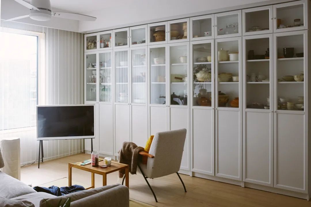 Căn hộ tối giản của cô gái sở hữu hơn 200 chiếc nồi và đảo bếp dài đến 2,2m- Ảnh 2. Căn hộ tối giản của cô gái sở hữu hơn 200 chiếc nồi và đảo bếp dài đến 2,2m- Ảnh 2.