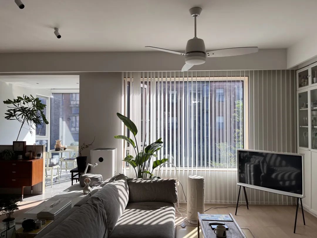 Căn hộ tối giản của cô gái sở hữu hơn 200 chiếc nồi và đảo bếp dài đến 2,2m- Ảnh 4. Căn hộ tối giản của cô gái sở hữu hơn 200 chiếc nồi và đảo bếp dài đến 2,2m- Ảnh 4.