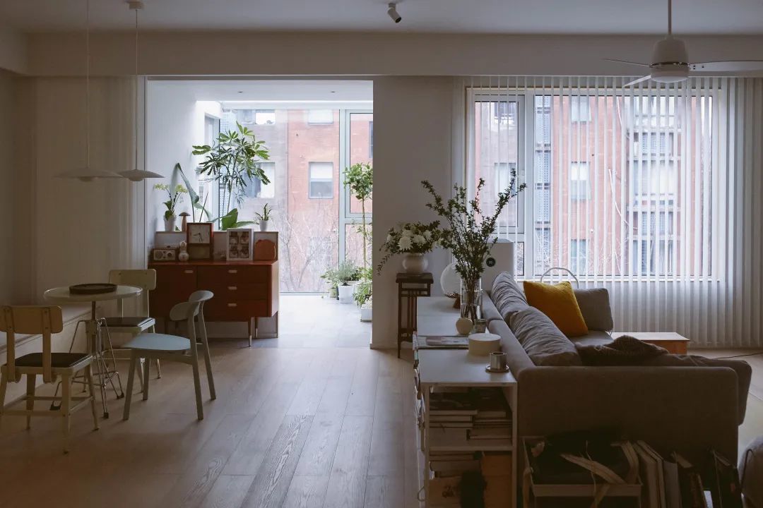 Căn hộ tối giản của cô gái sở hữu hơn 200 chiếc nồi và đảo bếp dài đến 2,2m- Ảnh 8. Căn hộ tối giản của cô gái sở hữu hơn 200 chiếc nồi và đảo bếp dài đến 2,2m- Ảnh 8.