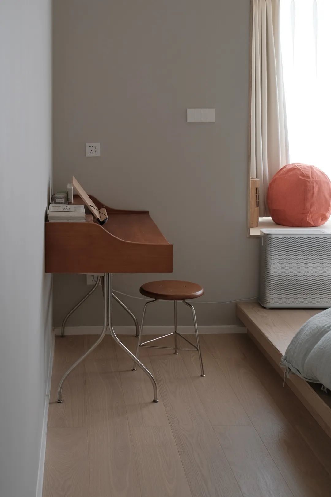 Căn hộ tối giản của cô gái sở hữu hơn 200 chiếc nồi và đảo bếp dài đến 2,2m- Ảnh 21. Căn hộ tối giản của cô gái sở hữu hơn 200 chiếc nồi và đảo bếp dài đến 2,2m- Ảnh 21.