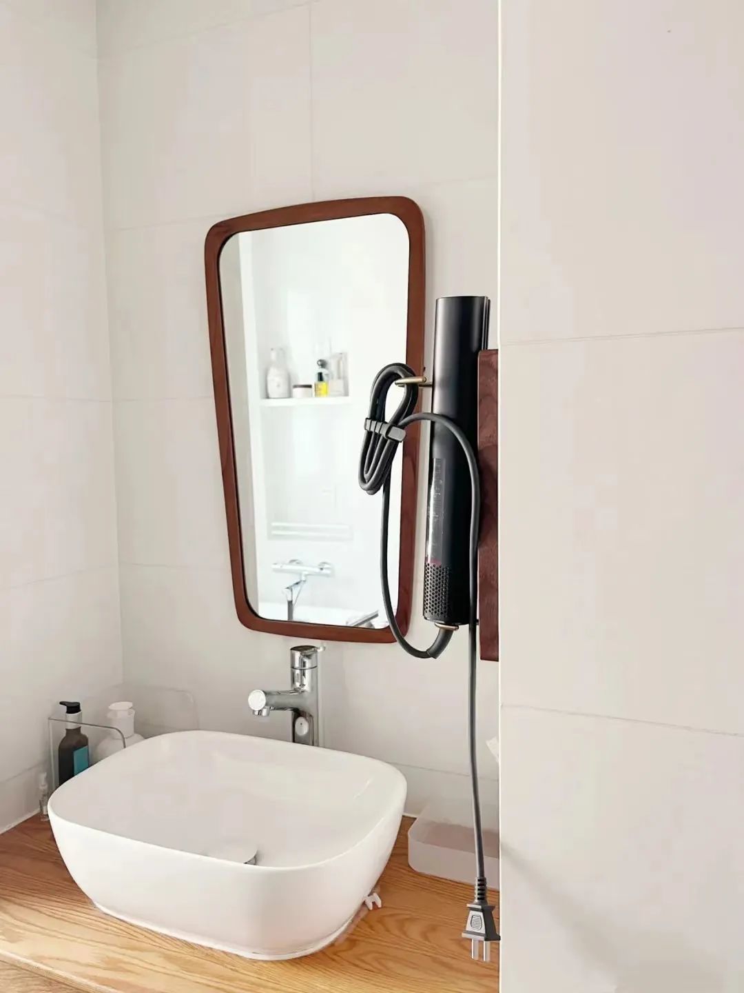 Căn hộ tối giản của cô gái sở hữu hơn 200 chiếc nồi và đảo bếp dài đến 2,2m- Ảnh 23. Căn hộ tối giản của cô gái sở hữu hơn 200 chiếc nồi và đảo bếp dài đến 2,2m- Ảnh 23.