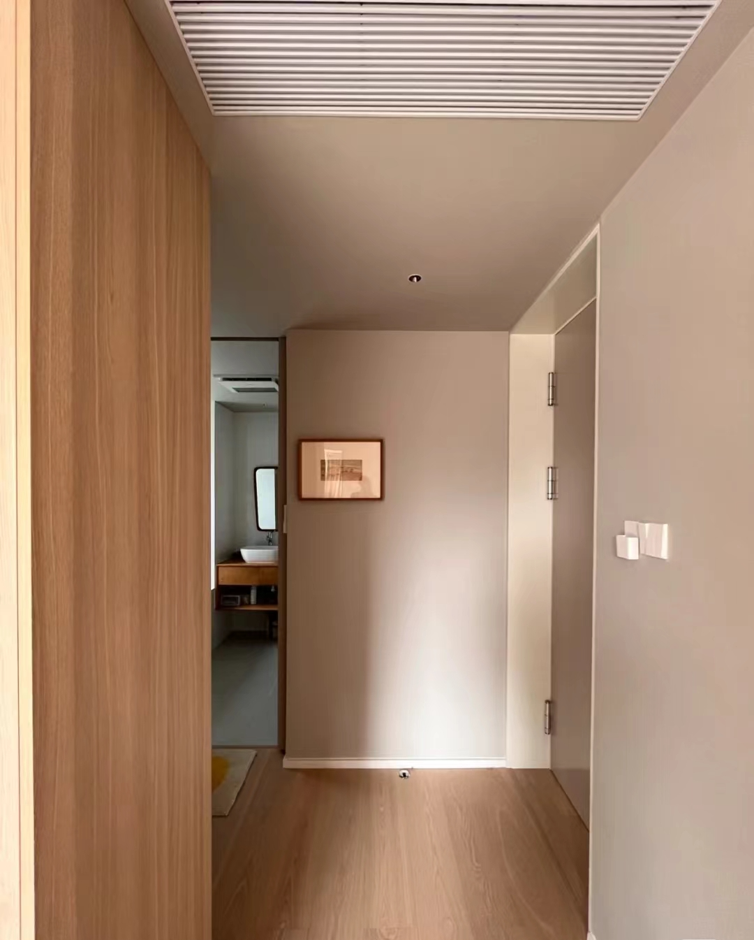 Căn hộ tối giản của cô gái sở hữu hơn 200 chiếc nồi và đảo bếp dài đến 2,2m- Ảnh 22. Căn hộ tối giản của cô gái sở hữu hơn 200 chiếc nồi và đảo bếp dài đến 2,2m- Ảnh 22.