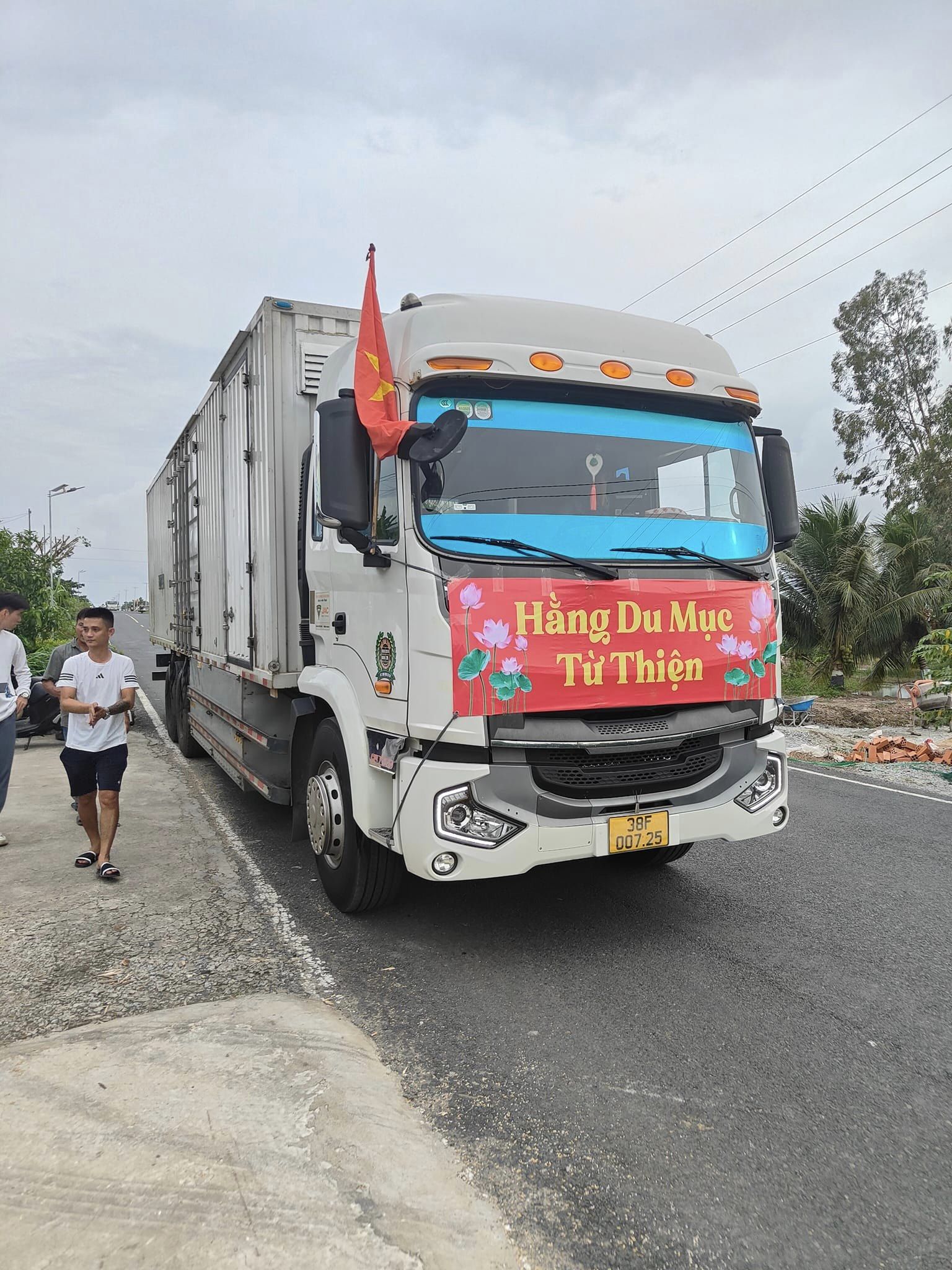 Hằng Du Mục, Quang Linh Vlogs và Thùy Tiên: Thiện nguyện và quảng cáo không thể bù trừ!- Ảnh 4.