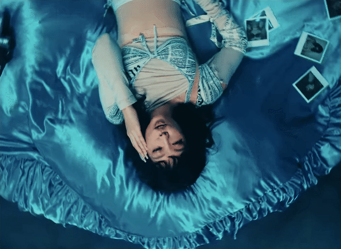 Jennie tốn tiền tỷ đọ dáng cùng siêu sao người Anh: Nhạc hay, visual "tràn màn hình" nhưng fan vẫn tiếc nuối 1 đều- Ảnh 3.