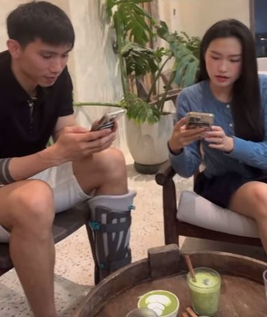 Chuyện gì đã xảy ra khiến Đoàn Văn Hậu nẹp kín chân khi đi hẹn hò với Doãn Hải My?- Ảnh 1. Chuyện gì đã xảy ra khiến Đoàn Văn Hậu nẹp kín chân khi đi hẹn hò với Doãn Hải My?- Ảnh 1.
