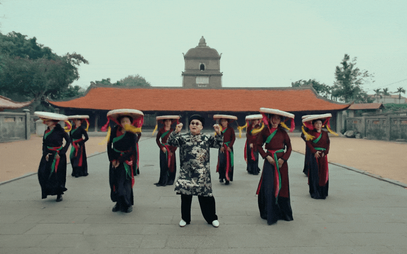 Món ăn bốc bằng tay xuất hiện trong MV Bắc Bling của Hòa Minzy: Đặc sản Kinh Bắc trứ danh, xa quê chắc chắn thèm!- Ảnh 2. Món ăn bốc bằng tay xuất hiện trong MV Bắc Bling của Hòa Minzy: Đặc sản Kinh Bắc trứ danh, xa quê chắc chắn thèm!- Ảnh 2.