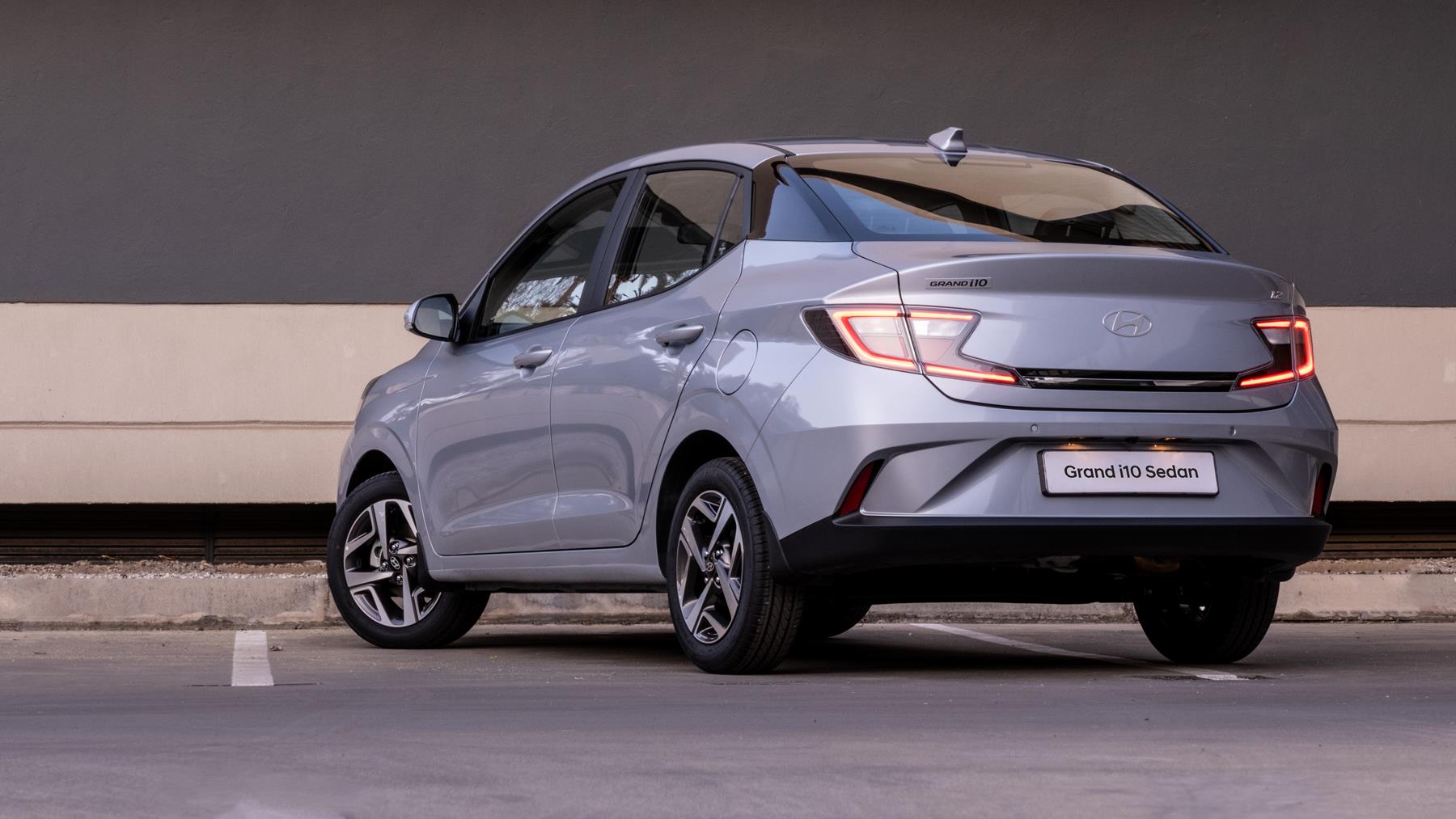 Vua doanh số Hyundai Grand i10 nay bán 200 xe/tháng, hóa ra người dân đổ xô mua xe này- Ảnh 1.