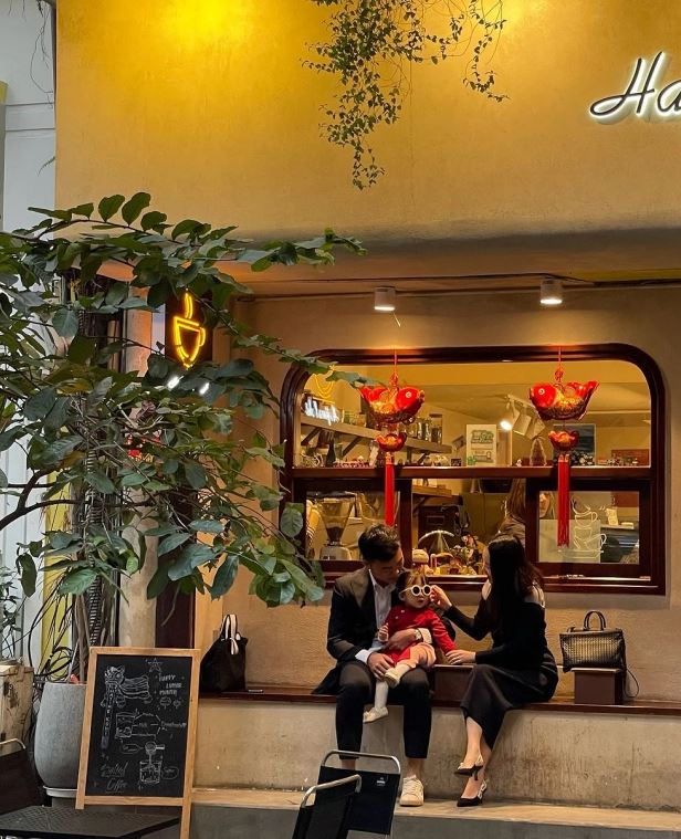 Ái nữ nhà Xuân Trường và vợ giám đốc hiếm hoi lộ diện, gương mặt thế nào mà dân tình khen giống hệt mẹ- Ảnh 4. Ái nữ nhà Xuân Trường và vợ giám đốc hiếm hoi lộ diện, gương mặt thế nào mà dân tình khen giống hệt mẹ- Ảnh 4.