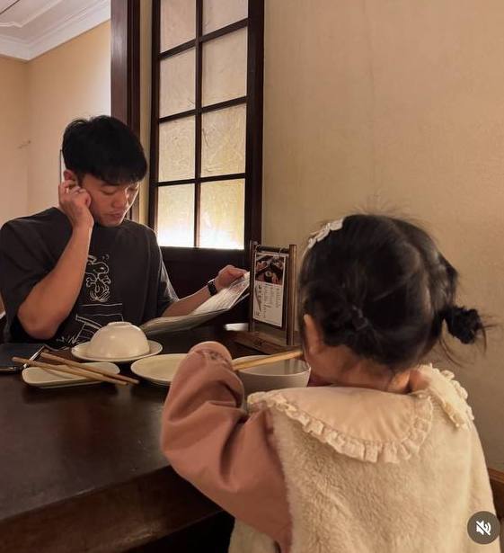 Ái nữ nhà Xuân Trường và vợ giám đốc hiếm hoi lộ diện, gương mặt thế nào mà dân tình khen giống hệt mẹ- Ảnh 1. Ái nữ nhà Xuân Trường và vợ giám đốc hiếm hoi lộ diện, gương mặt thế nào mà dân tình khen giống hệt mẹ- Ảnh 1.