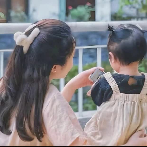 Ái nữ nhà Xuân Trường và vợ giám đốc hiếm hoi lộ diện, gương mặt thế nào mà dân tình khen giống hệt mẹ- Ảnh 3. Ái nữ nhà Xuân Trường và vợ giám đốc hiếm hoi lộ diện, gương mặt thế nào mà dân tình khen giống hệt mẹ- Ảnh 3.