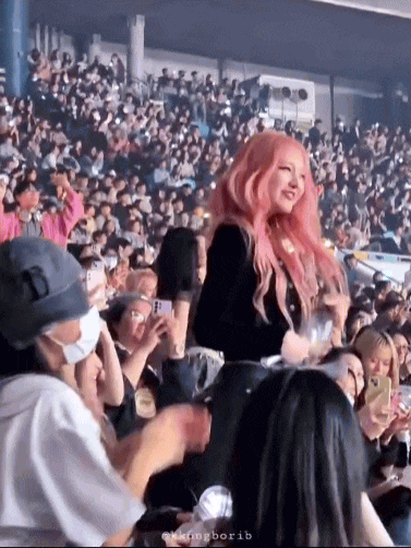 Đại hội Kbiz ở concert nhóm đại mỹ nhân: G-Dragon bị "dí" làm 1 điều, Jung Kook - Kim Ji Won gây chú ý- Ảnh 3.