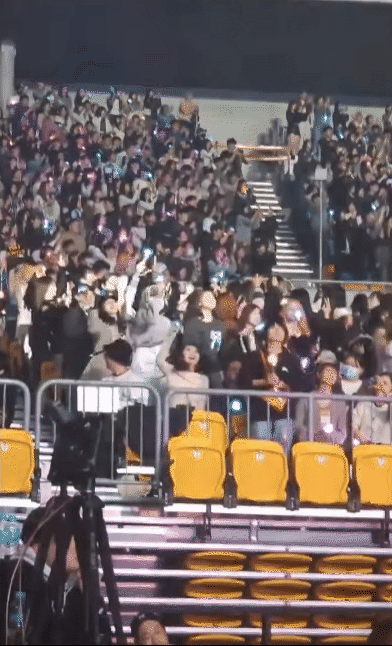 Đại hội Kbiz ở concert nhóm đại mỹ nhân: G-Dragon bị "dí" làm 1 điều, Jung Kook - Kim Ji Won gây chú ý- Ảnh 2.