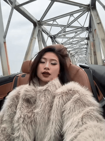 Louis Phạm xinh đẹp, "slay" trên xế hộp mui trần, dân mạng nhắc nhở 1 điều cực quan trọng- Ảnh 2.
