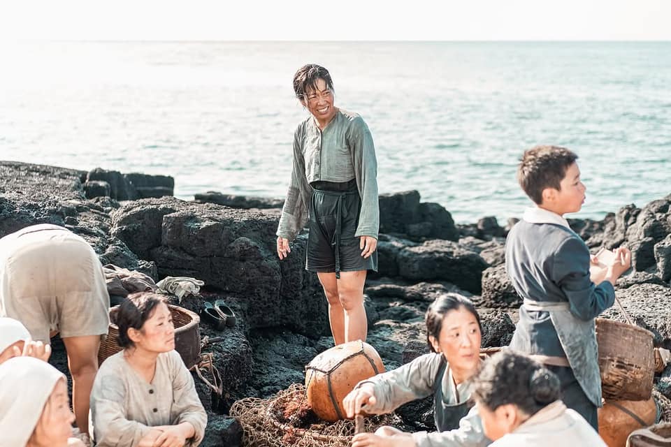 "Khi cuộc đời cho bạn quả quýt" và lịch sử đau thương của những số phận hải nữ - Ảnh 9. "Khi cuộc đời cho bạn quả quýt" và lịch sử đau thương của những số phận hải nữ - Ảnh 9.