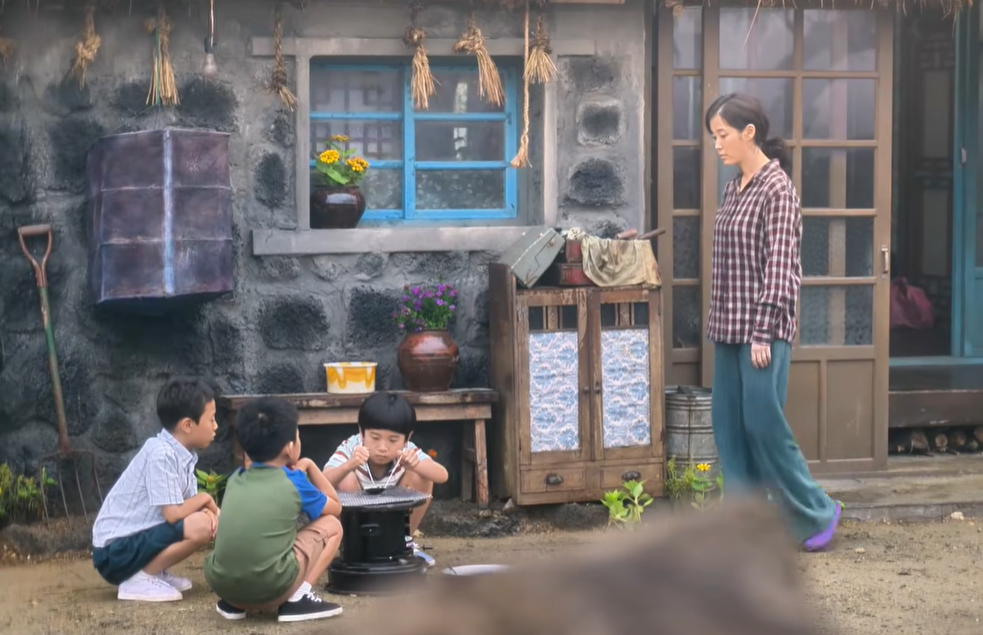 Phim 'Khi Cuộc Đời Cho Bạn Quả Quýt': Mất đi người thân, những đứa trẻ ở lại với nỗi đau, day dứt tới cuối đời- Ảnh 1.