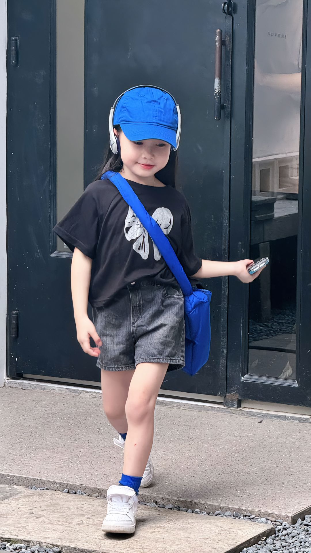 Lên outfit đi cafe cuối tuần cùng em bé 6 tuổi, diện đồ thế nào mà toát lên vibe sang chảnh, ai cũng phải khen- Ảnh 7.
