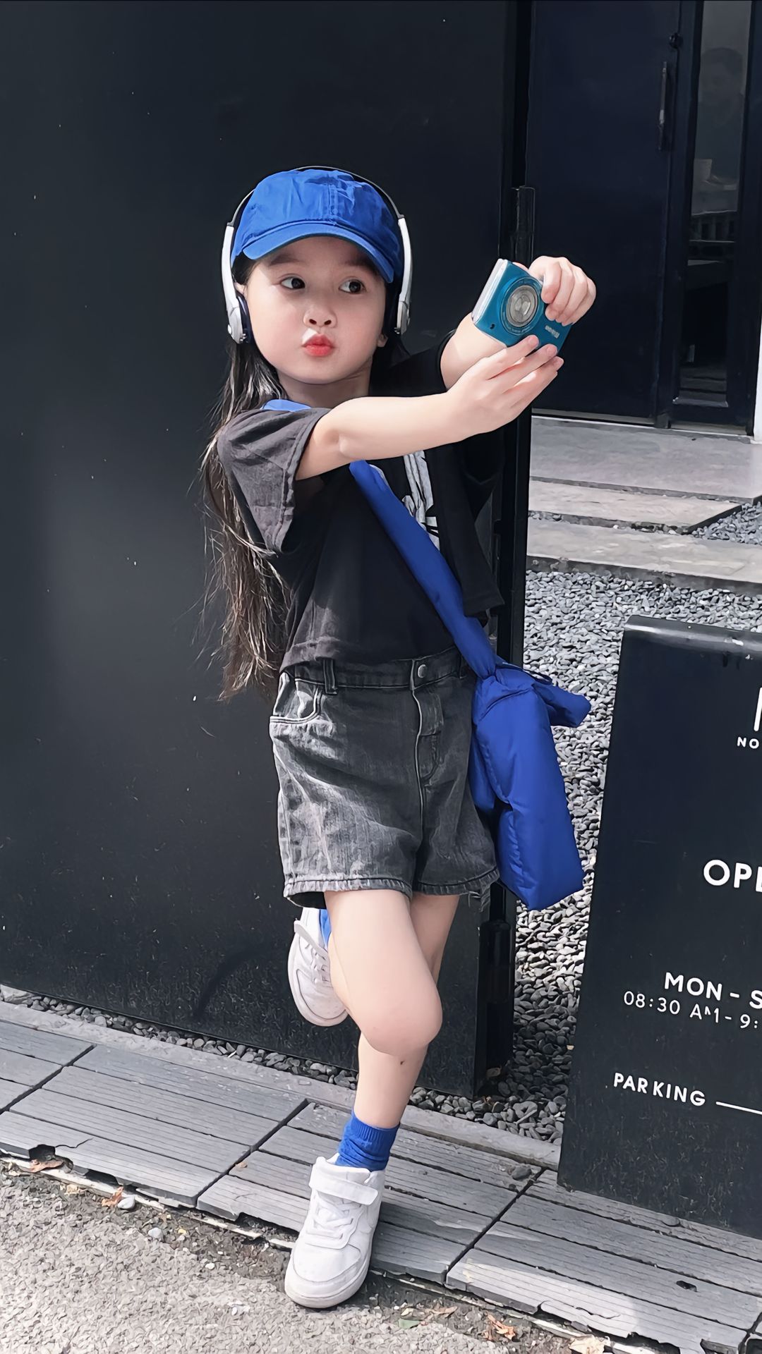 Lên outfit đi cafe cuối tuần cùng em bé 6 tuổi, diện đồ thế nào mà toát lên vibe sang chảnh, ai cũng phải khen- Ảnh 1.