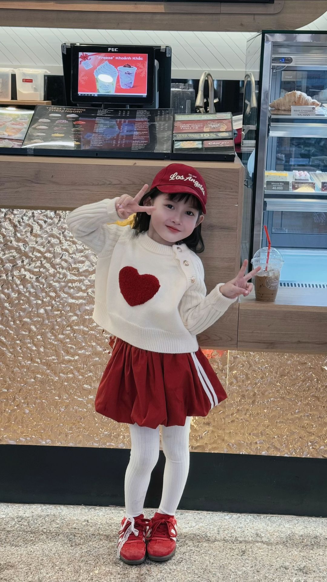 Lên outfit đi cafe cuối tuần cùng em bé 6 tuổi, diện đồ thế nào mà toát lên vibe sang chảnh, ai cũng phải khen- Ảnh 16.