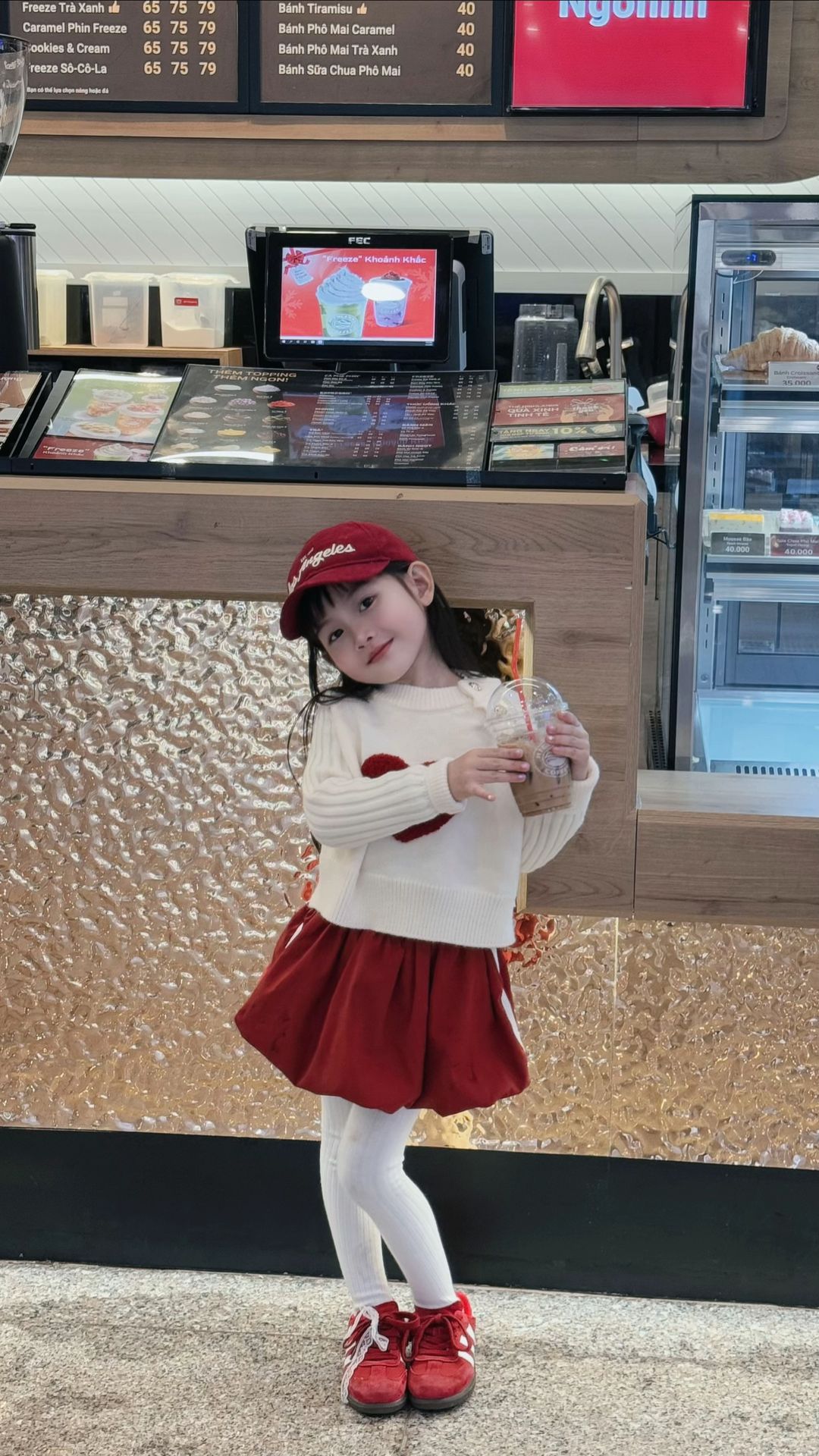 Lên outfit đi cafe cuối tuần cùng em bé 6 tuổi, diện đồ thế nào mà toát lên vibe sang chảnh, ai cũng phải khen- Ảnh 13.
