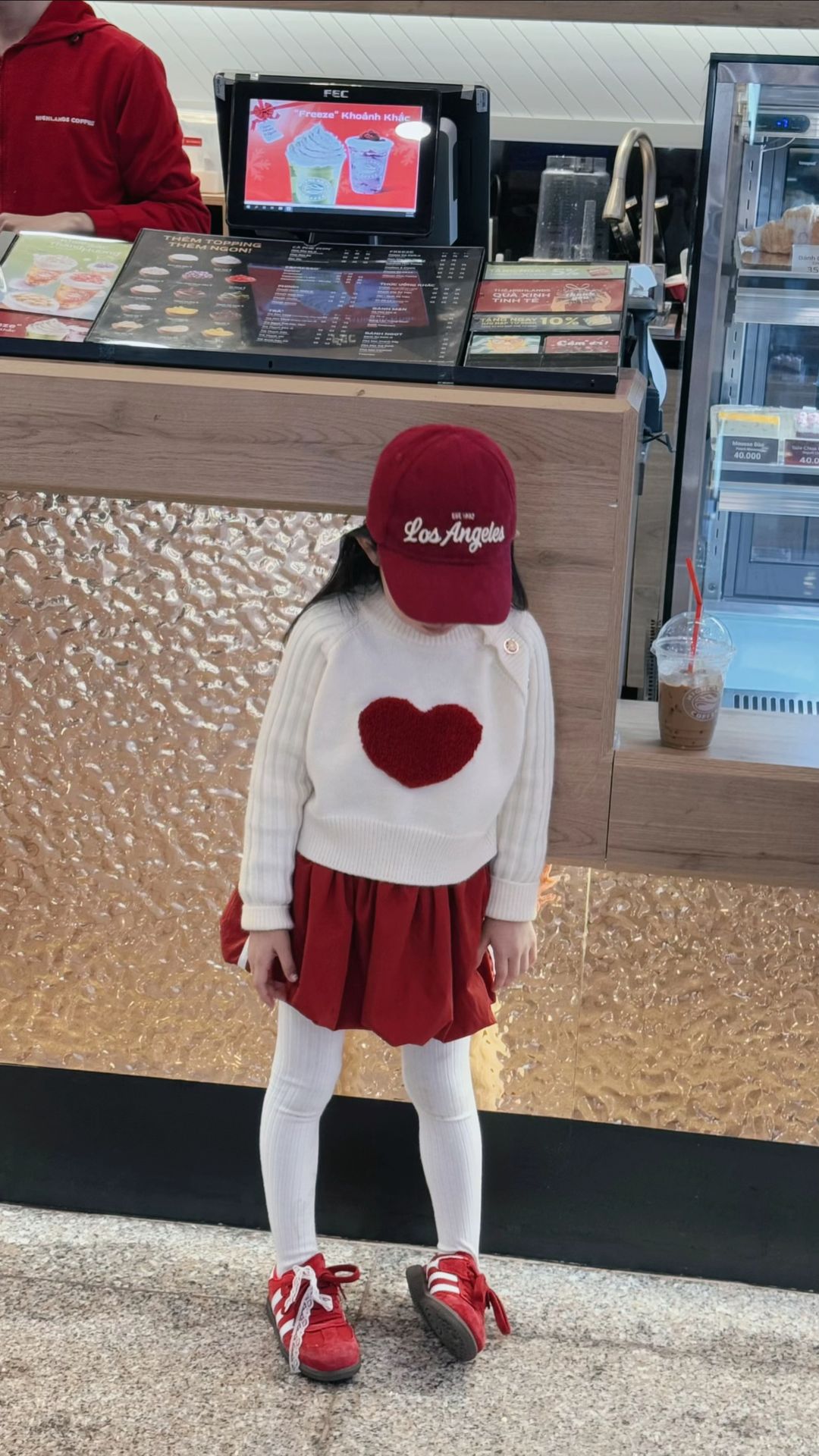 Lên outfit đi cafe cuối tuần cùng em bé 6 tuổi, diện đồ thế nào mà toát lên vibe sang chảnh, ai cũng phải khen- Ảnh 14.