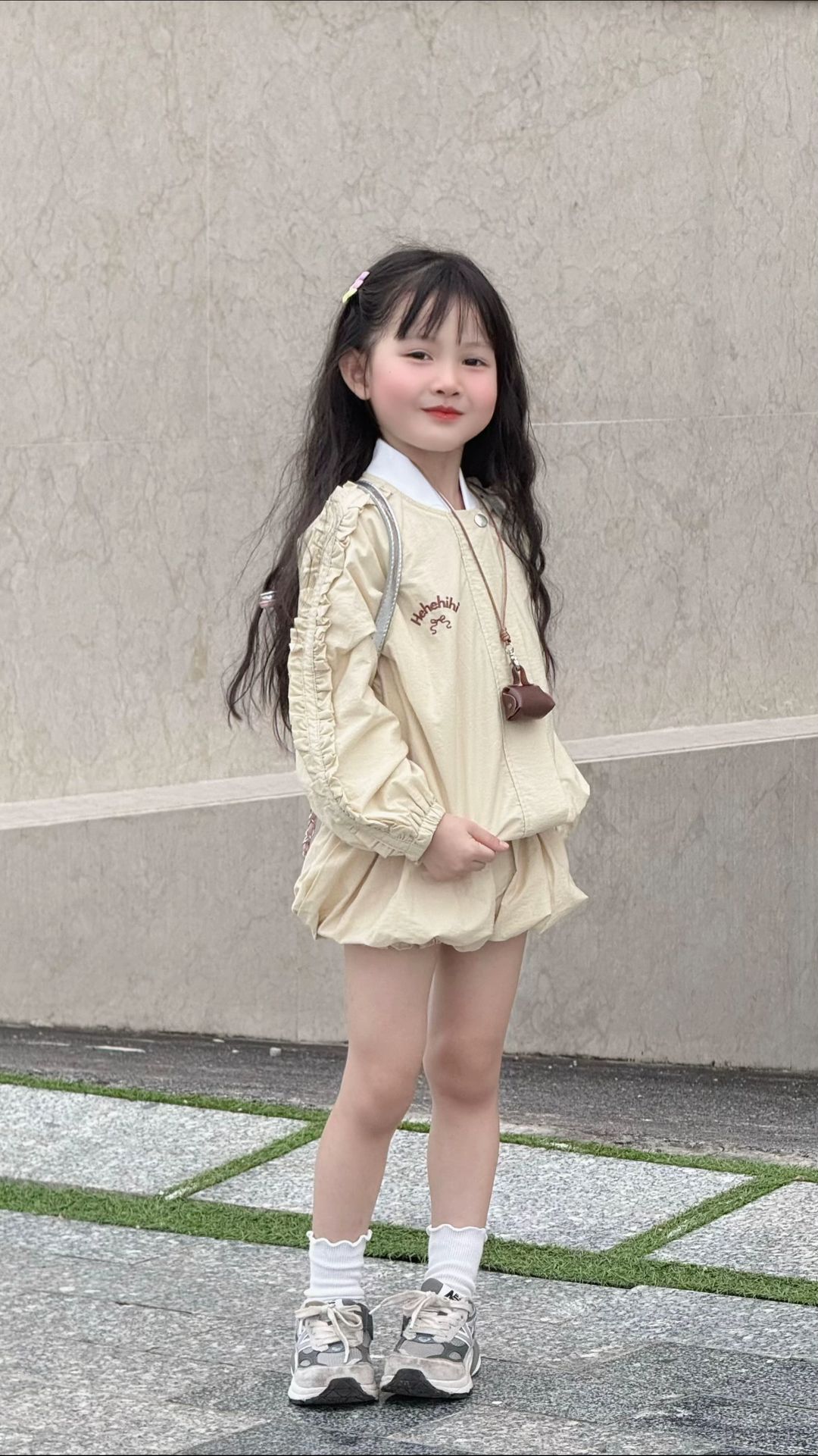 Lên outfit đi cafe cuối tuần cùng em bé 6 tuổi, diện đồ thế nào mà toát lên vibe sang chảnh, ai cũng phải khen- Ảnh 9.