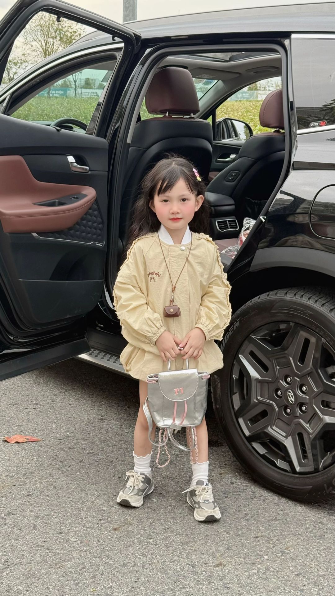 Lên outfit đi cafe cuối tuần cùng em bé 6 tuổi, diện đồ thế nào mà toát lên vibe sang chảnh, ai cũng phải khen- Ảnh 11.