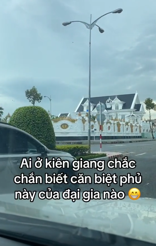 Bên trong biệt phủ 4 mặt tiền rộng hàng nghìn mét vuông, "sáng" nhất miền Tây lúc này- Ảnh 1.