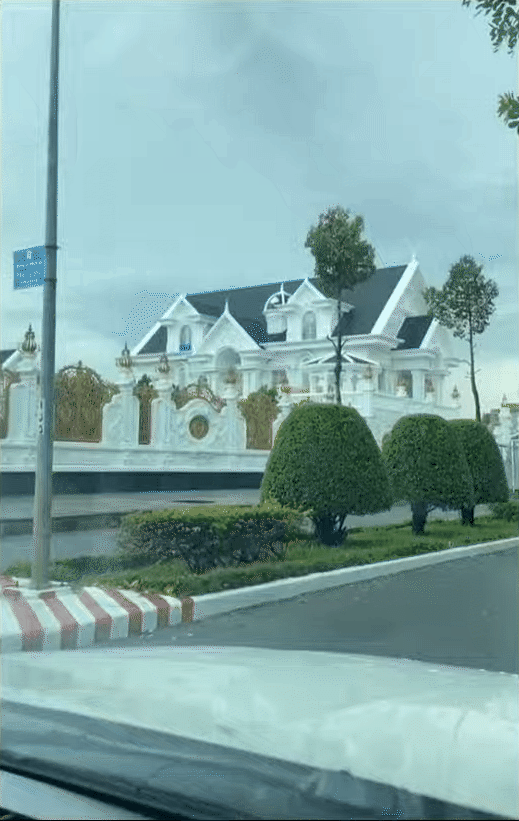 Bên trong biệt phủ 4 mặt tiền rộng hàng nghìn mét vuông, "sáng" nhất miền Tây lúc này- Ảnh 2.