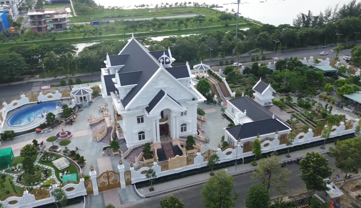 Bên trong biệt phủ 4 mặt tiền rộng hàng nghìn mét vuông, "sáng" nhất miền Tây lúc này- Ảnh 5.