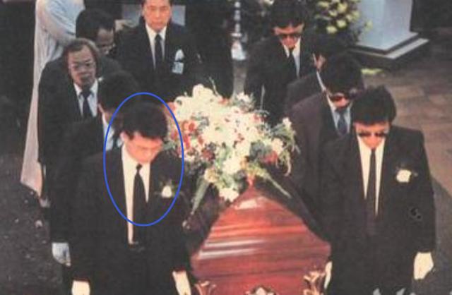 Sao nam khóc lớn trong tang lễ “Hoàng Dung đẹp nhất”, có 1 hành động lặp lại suốt 4 thập kỷ- Ảnh 7. Sao nam khóc lớn trong tang lễ “Hoàng Dung đẹp nhất”, có 1 hành động lặp lại suốt 4 thập kỷ- Ảnh 7.