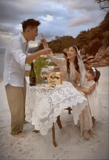 Pam Yêu Ơi diện áo dài tham dự lễ ăn hỏi của bố mẹ- Ảnh 15.