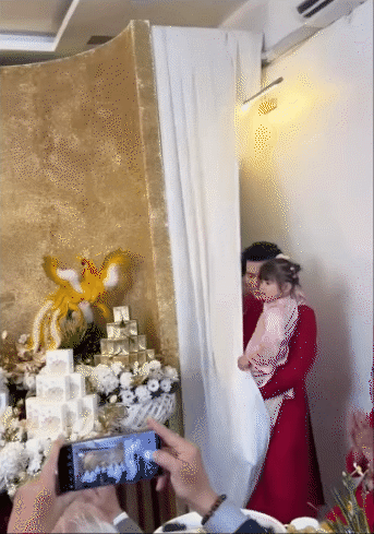 Pam Yêu Ơi diện áo dài tham dự lễ ăn hỏi của bố mẹ- Ảnh 1.