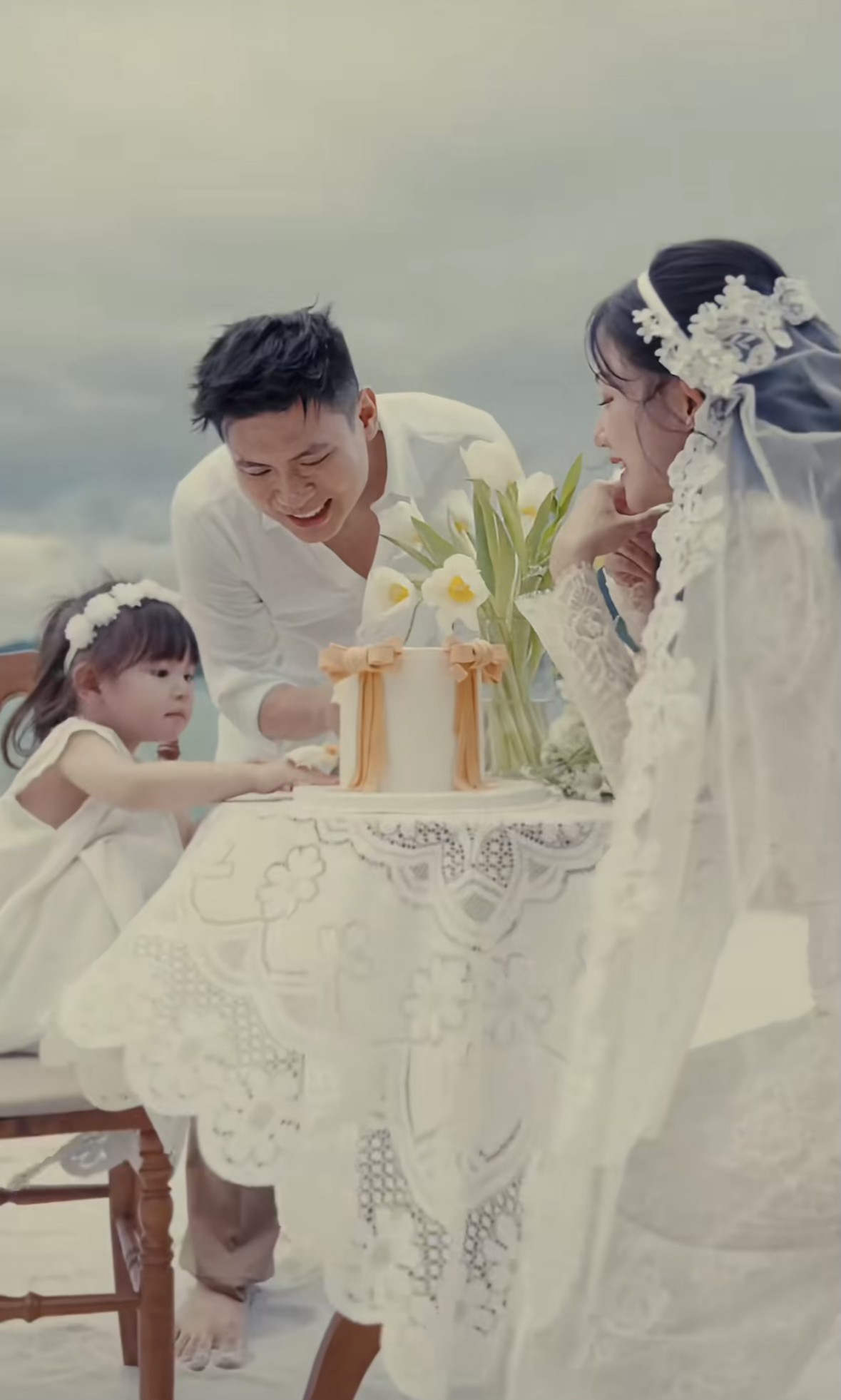 Pam Yêu Ơi diện áo dài tham dự lễ ăn hỏi của bố mẹ- Ảnh 13.