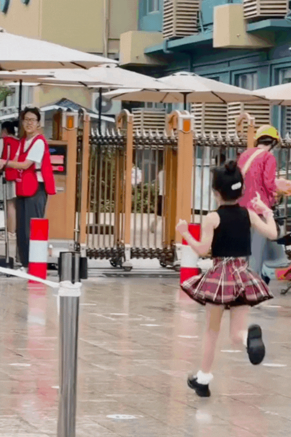 Bóng lưng tỏa ra vibe bạch nguyệt quang, khí chất mà mẹ nào cũng mong con gái mình có- Ảnh 7.