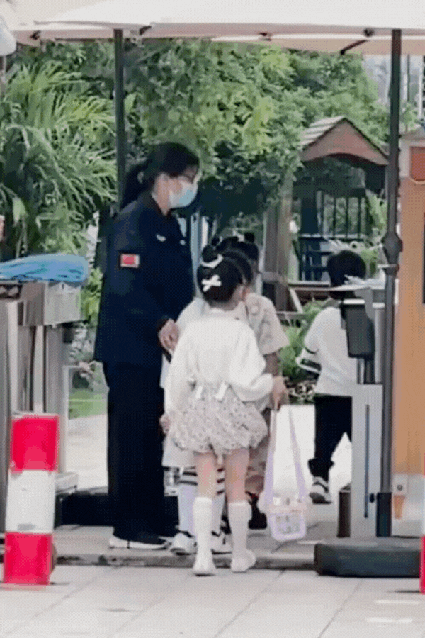 Bóng lưng tỏa ra vibe bạch nguyệt quang, khí chất mà mẹ nào cũng mong con gái mình có- Ảnh 5.
