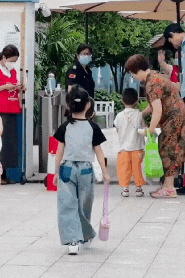 Bóng lưng tỏa ra vibe bạch nguyệt quang, khí chất mà mẹ nào cũng mong con gái mình có- Ảnh 4.