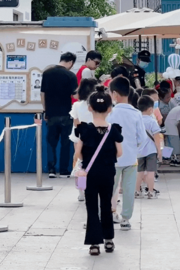 Bóng lưng tỏa ra vibe bạch nguyệt quang, khí chất mà mẹ nào cũng mong con gái mình có- Ảnh 2.