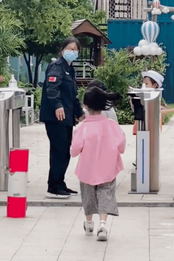 Bóng lưng tỏa ra vibe bạch nguyệt quang, khí chất mà mẹ nào cũng mong con gái mình có- Ảnh 1.